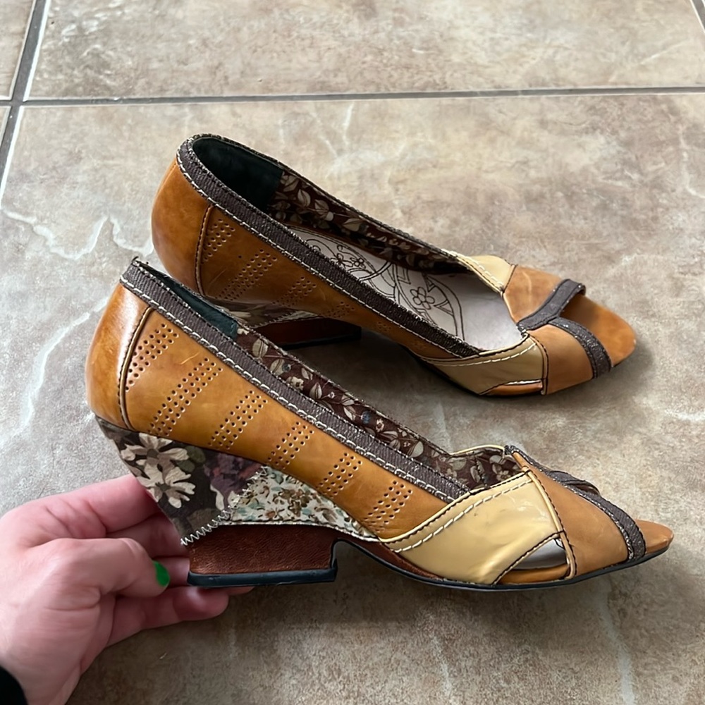 Size 7 Bobbi Blue pattern wedges